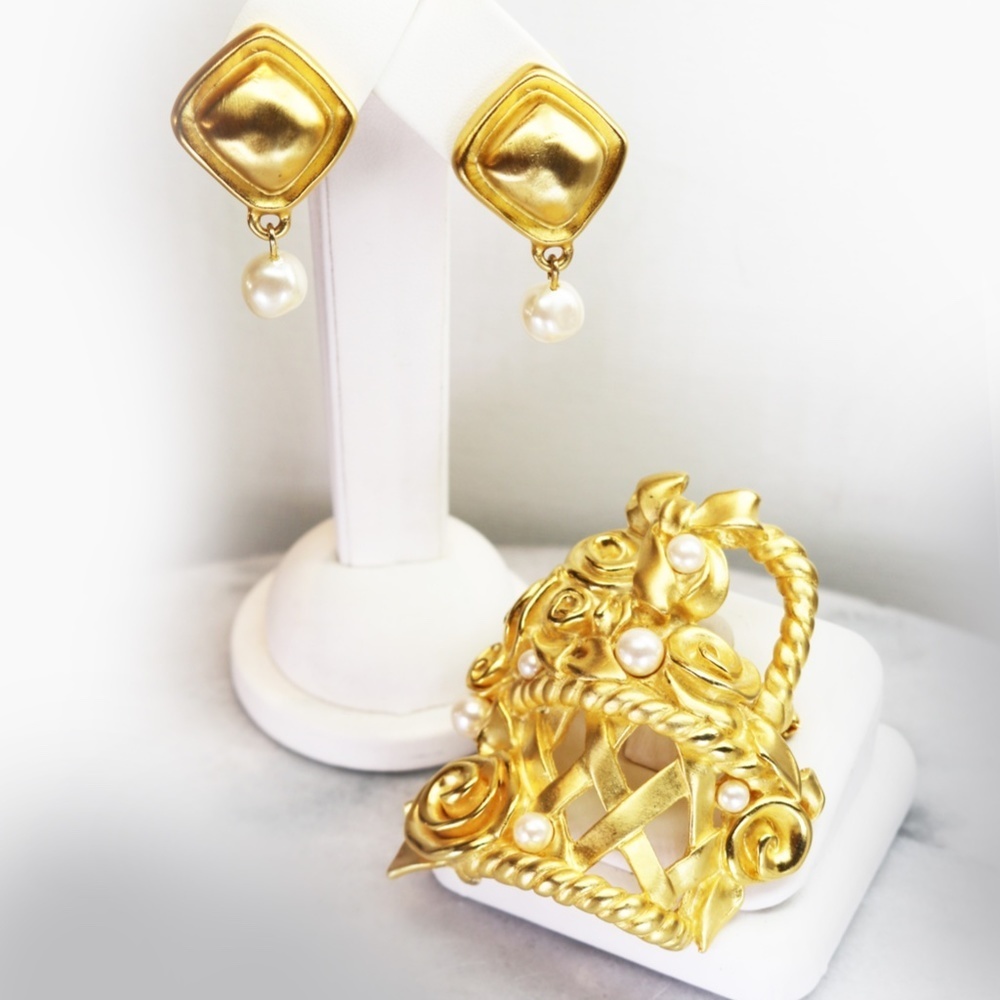 Givenchy 🎉 HP Vintage Rose & Pearl Basket Brooch Mother’s Day Gift!! 💞🫶🏻🛍️ - Picture 4 of 16